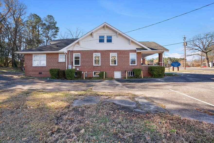 More Photos Of 611 Carthage St, Sanford Medical For Lease