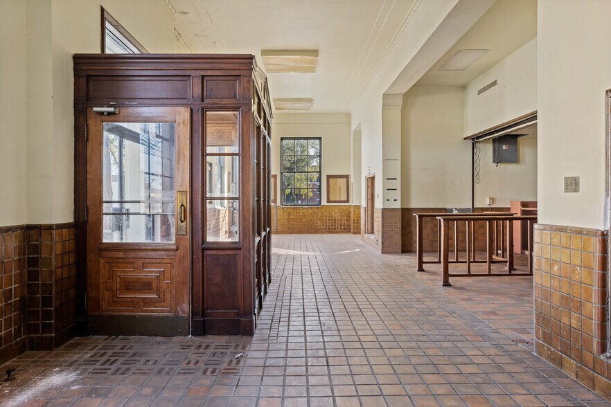 More Photos Of 224 N Oak St, Ukiah Office Residential For Lease