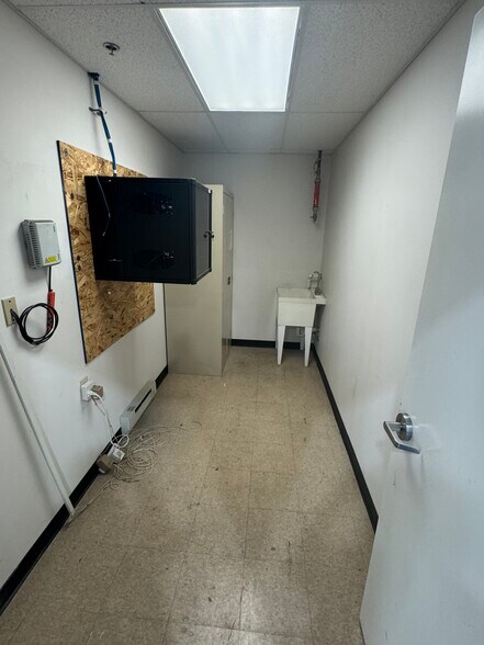 More Photos Of 144 Western Maryland Pky, Hagerstown Warehouse For Lease