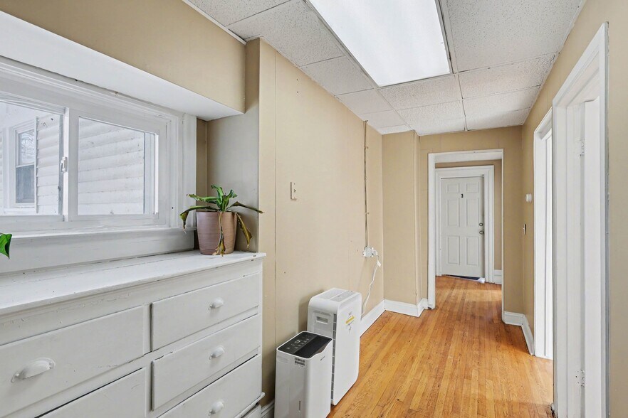 More Photos Of 1031 N Washington Ave, Lansing Office For Sale