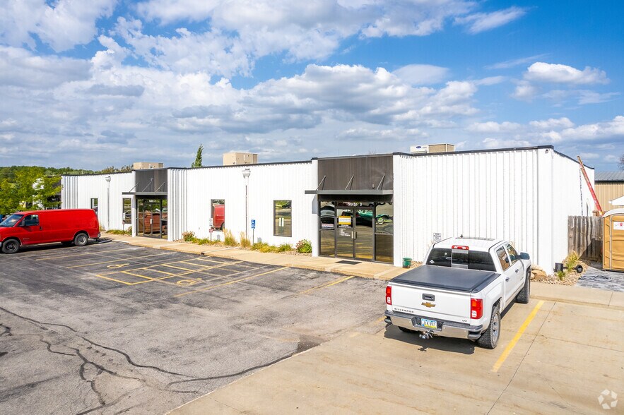 More Photos Of 10888 Hickman Rd, Clive Office For Lease