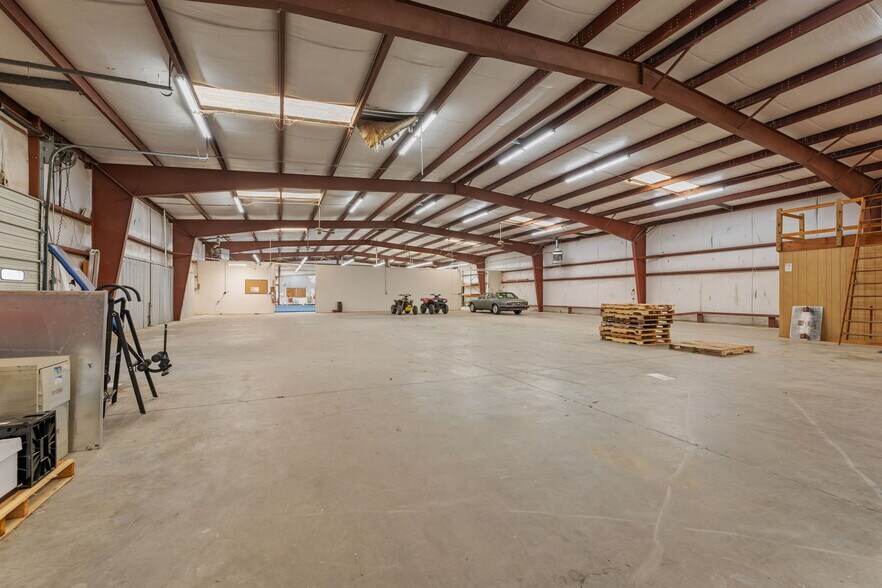 More Photos Of 2245 A Air Park Dr, Burlington Warehouse For Lease