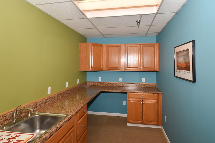 More Photos Of 400 Chapel Rd, South Windsor Light Manufacturing For Sale