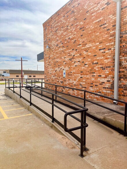 More Photos Of 711 E 3rd St, Big Spring Office For Lease