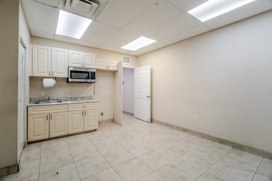 More Photos Of 1015 NW 72nd St, Miami Warehouse For Sale