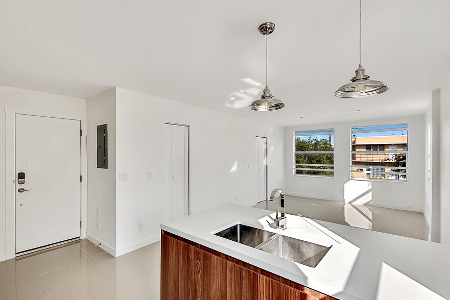 More Photos Of 924 Marseille Dr, Miami Beach Apartments For Sale