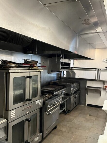 More Photos Of 2300-2328 Showtime Dr, Lansing Restaurant For Lease