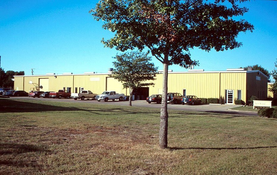 More Photos Of 1502 S I-35 E, Lancaster Warehouse For Lease