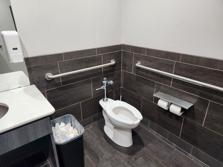 More Photos Of 2895 Lewis Ln, Paris Medical For Sale