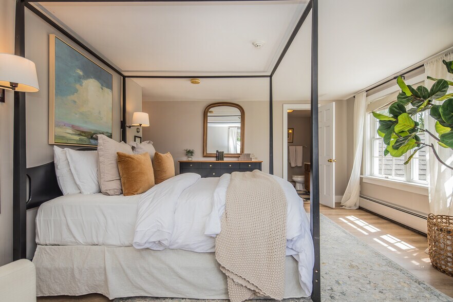 More Photos Of 54 Red Clover Ln, Mendon Hotel For Sale