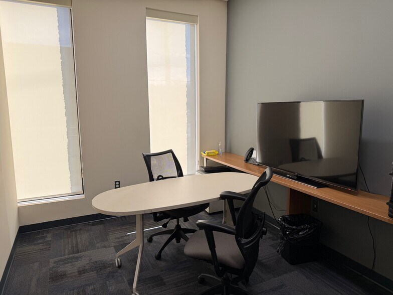 More Photos Of 430-444 Virginia Dr, Fort Washington Flex For Sale