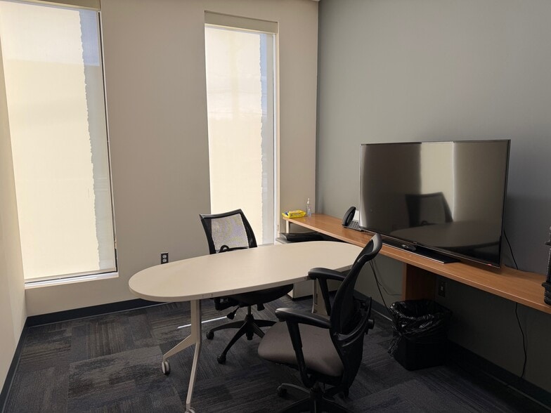 More Photos Of 430 Virginia Dr, Fort Washington Flex For Sale