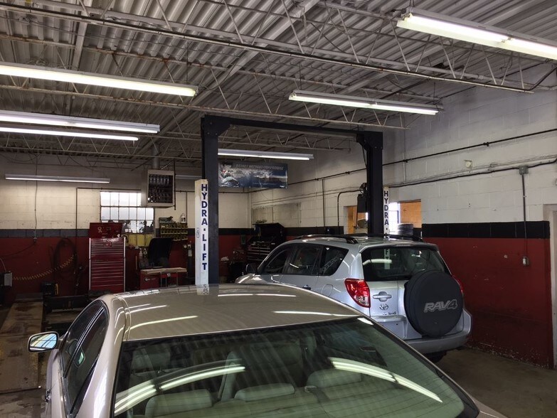 More Photos Of 1502 Speers Rd, Oakville Auto Repair For Lease