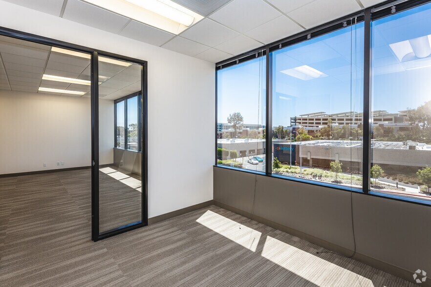 More Photos Of 5575 Ruffin Rd, San Diego Unknown For Lease