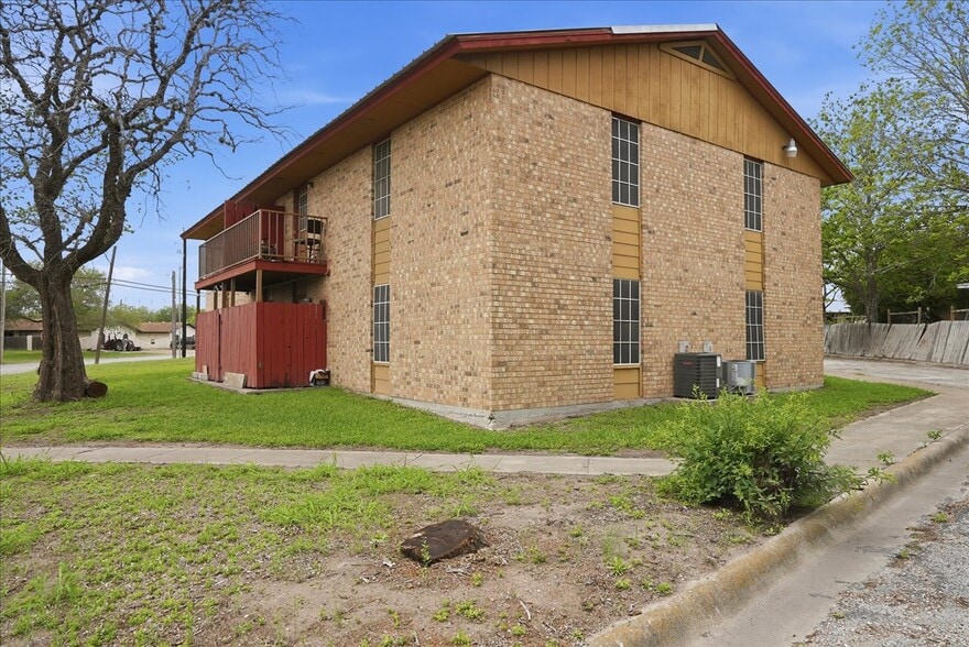More Photos Of 600 E Crockett St, Beeville Apartments For Sale