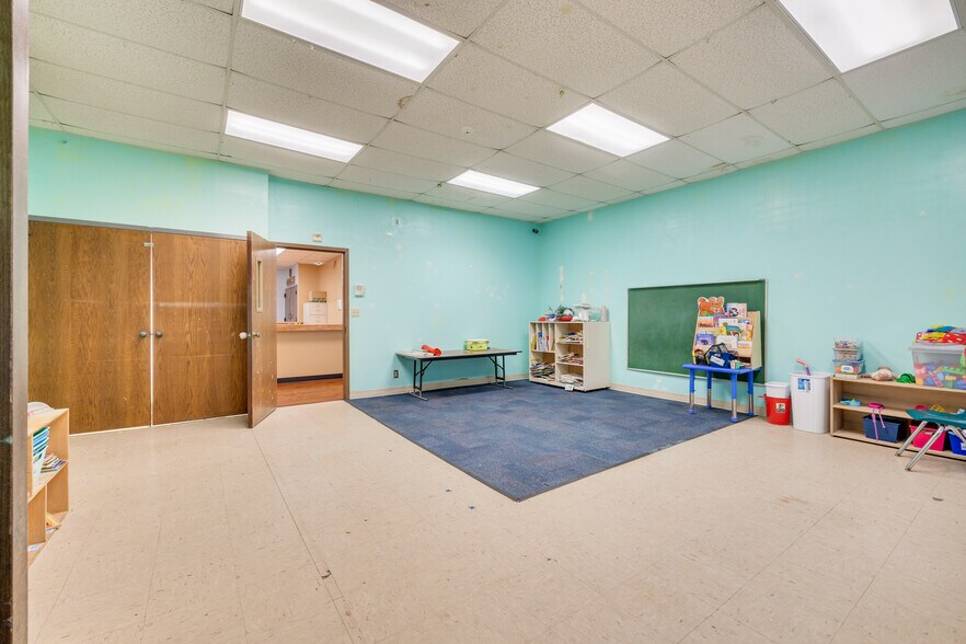 More Photos Of 3170 N McMullen Booth Rd, Clearwater Schools For Lease