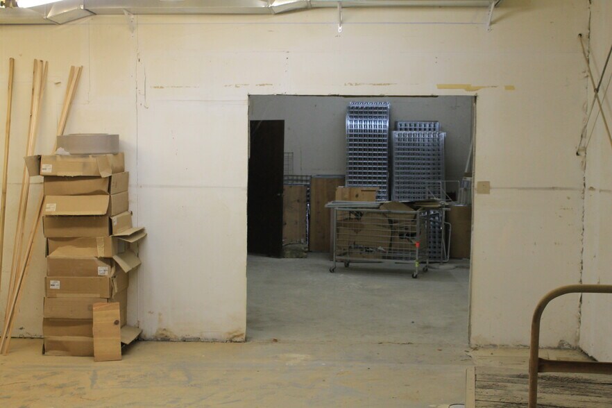 More Photos Of 11503 Strang Line Rd, Olathe Warehouse For Lease