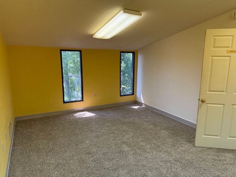 More Photos Of 403 Chatham Sq, Fredericksburg Office For Sale