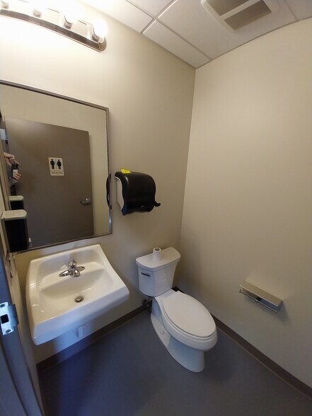 More Photos Of 300 E New Hope Rd, Cedar Park Light Manufacturing For Lease