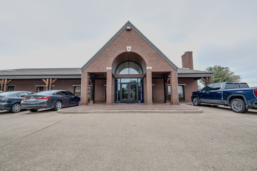 More Photos Of 4800 Bryant Irvin Ct, Fort Worth Office For Sale