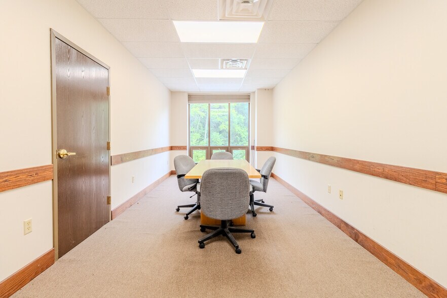 More Photos Of 5 B W Industrial, Washington Warehouse For Lease