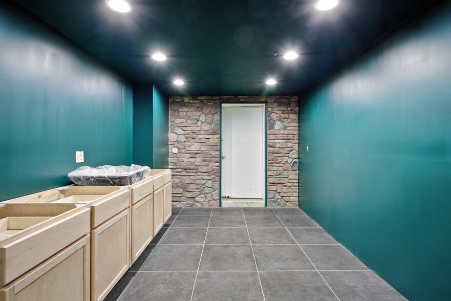 More Photos Of 4800 Joslyn Rd, Lake Orion Light Manufacturing For Sale