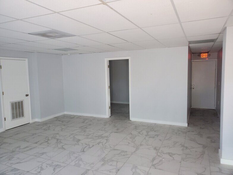 More Photos Of 2015 S Tuttle Ave, Sarasota Medical For Sale