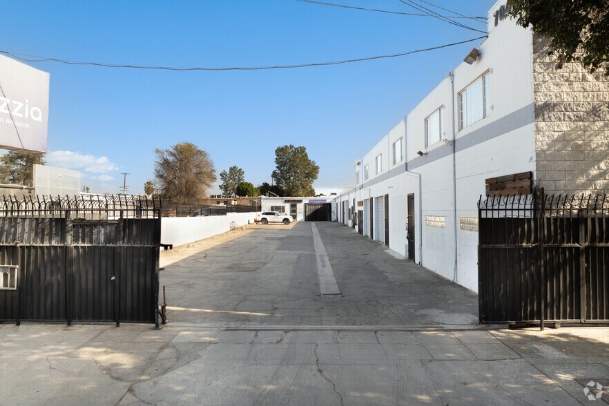 More Photos Of 7040 Darby Ave, Reseda Warehouse For Sale
