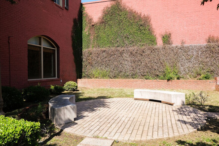 More Photos Of 200 N Canal St, Natchez Flex For Sale