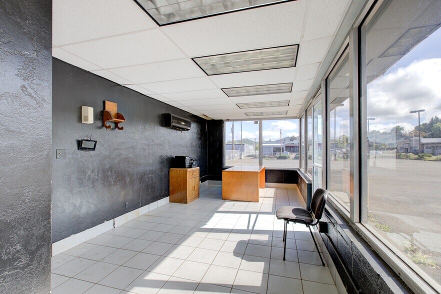 More Photos Of 1328 SE Stephens St, Roseburg Auto Dealership For Sale
