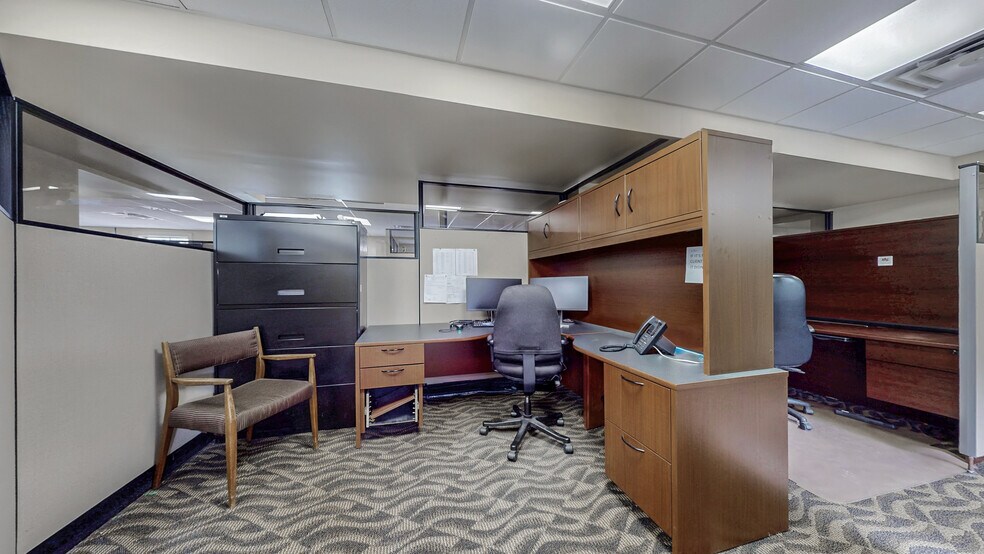 More Photos Of 121 Robinson St, Markham Office For Sale