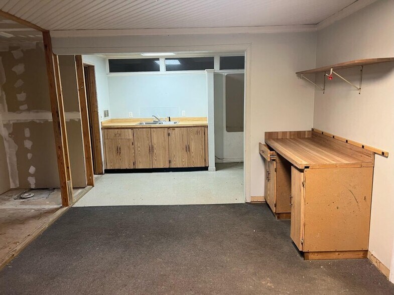 More Photos Of 868 State Route 3 and 12, Hinton Flex For Sale