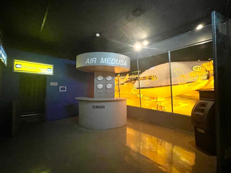 More Photos Of 209-211 E Chicago St, Elgin Bar For Sale