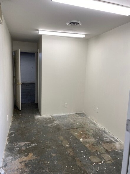 More Photos Of 104 Allen Blvd, Farmingdale Warehouse For Lease