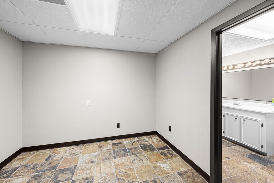 More Photos Of 2017 Lee Dr, Baytown Industrial For Lease