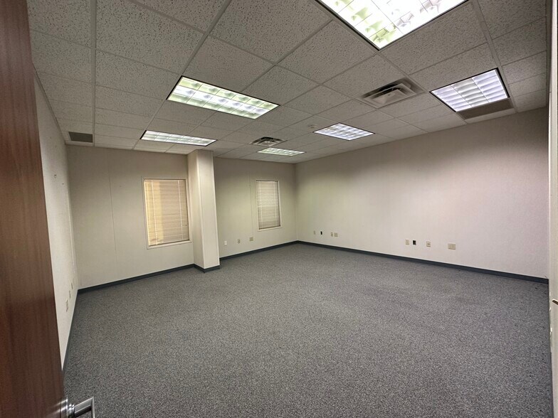 More Photos Of 1110 Calder St, Beaumont Medical For Lease