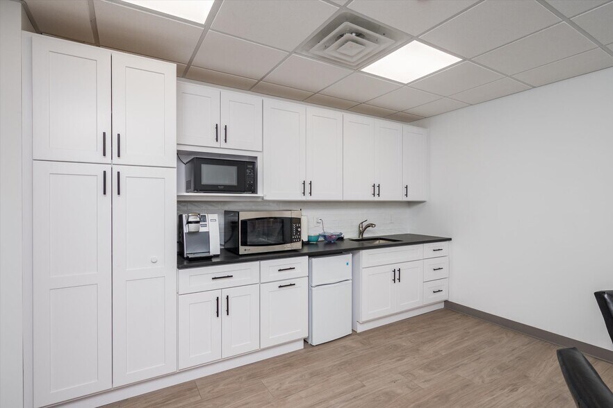 More Photos Of 25 Willowdale Ave, Port Washington Office For Sale