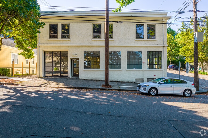 More Photos Of 120 SW Grover St, Portland Showroom For Sale