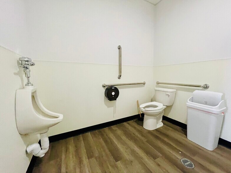 More Photos Of 3068 Kirchoff Rd, Rolling Meadows General Retail For Sale