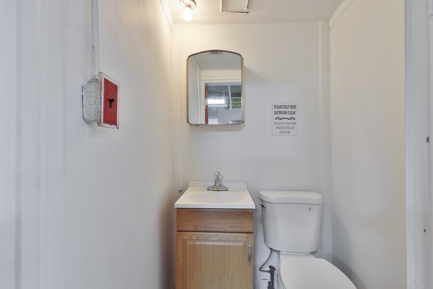 More Photos Of 1801 28th St N, Saint Petersburg Showroom For Sale