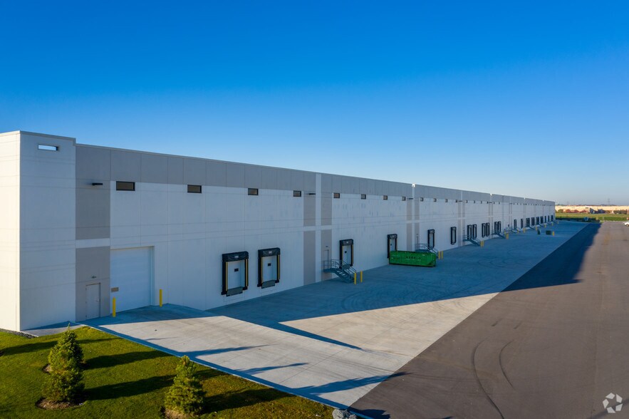 More Photos Of 10500-10680 Fountains Dr, Maple Grove Warehouse For Lease