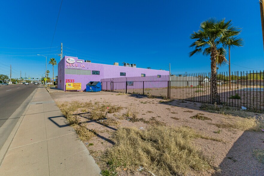 More Photos Of 2533 N 16th St, Phoenix Showroom For Sale