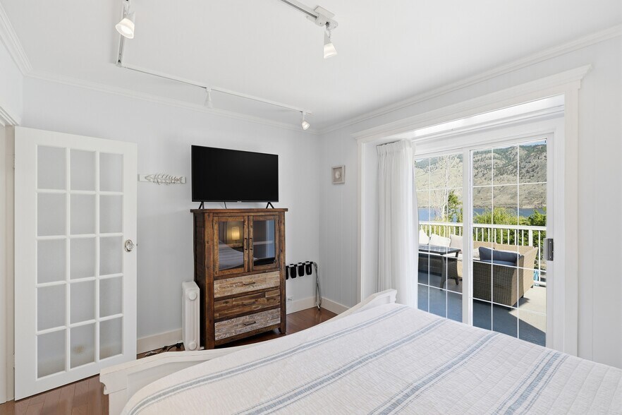 More Photos Of 7001 Savona Access Rd, Thompson-Nicola Hotel For Sale