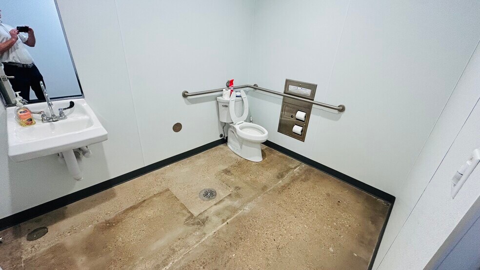 More Photos Of 8633 Airport Fwy, North Richland Hills Freestanding For Lease