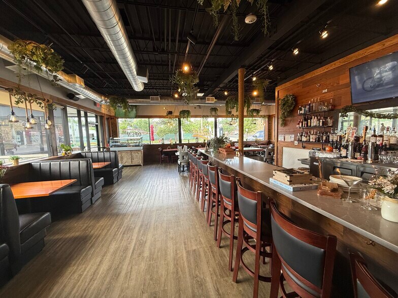 More Photos Of 301 W Northwest Hwy, Barrington Fast Food For Sale