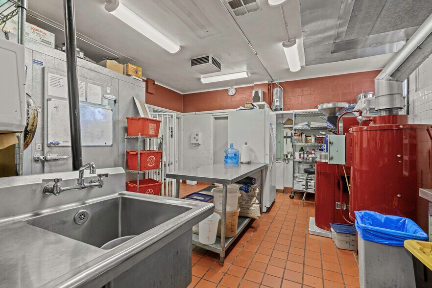 More Photos Of 1760 Market St NE, Salem Freestanding For Sale