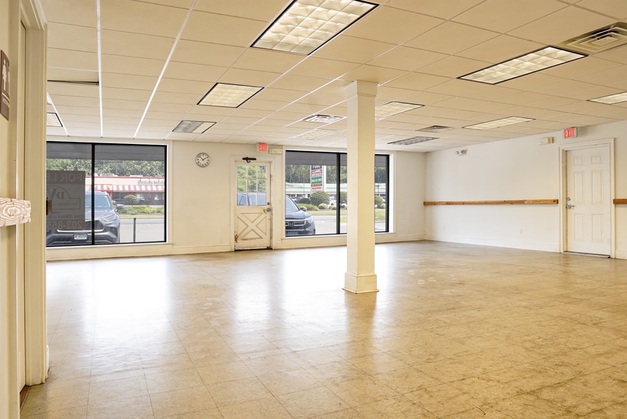 More Photos Of 17 Danbury Rd, Wilton Freestanding For Lease