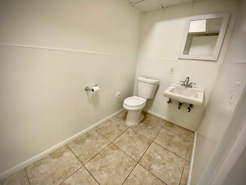 More Photos Of 3857 Foothill Blvd, La Crescenta Unknown For Lease