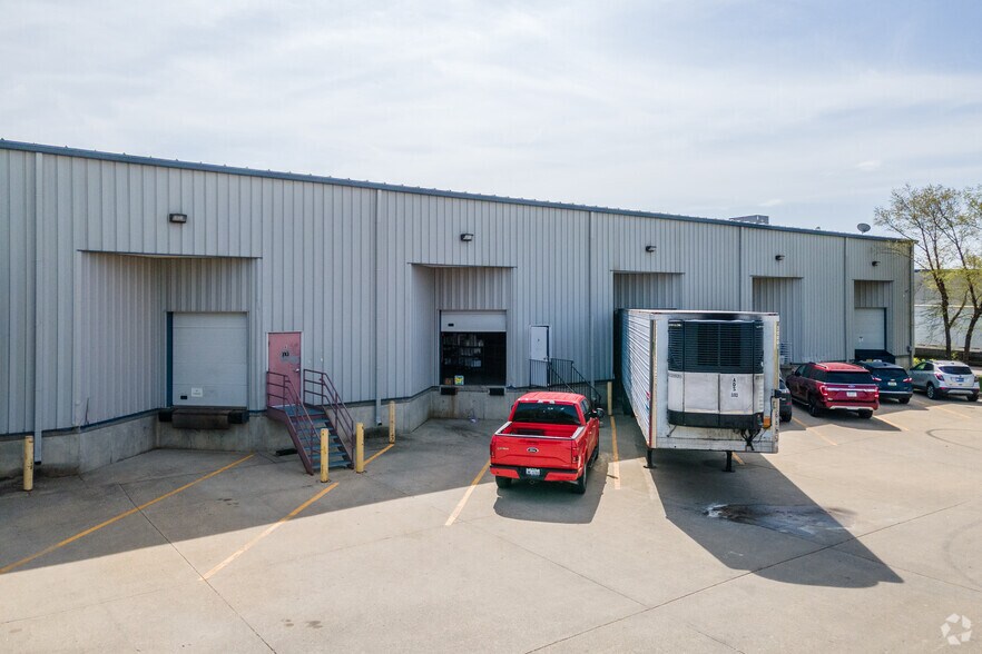 More Photos Of 2100 Dixon St, Des Moines Flex For Lease