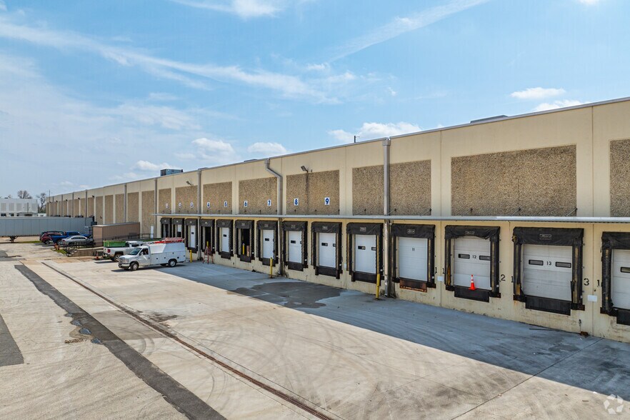 More Photos Of 105 Commerce Dr, Aston Warehouse For Lease